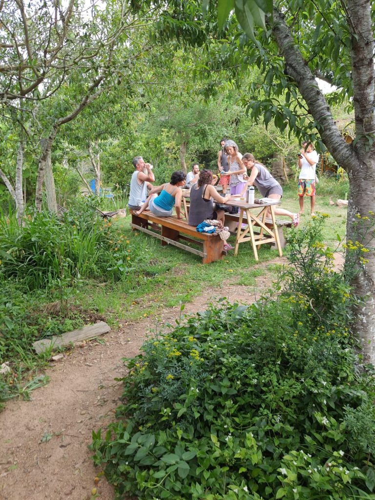 Voluntarios compartiendo un momento en la huerta de Tao