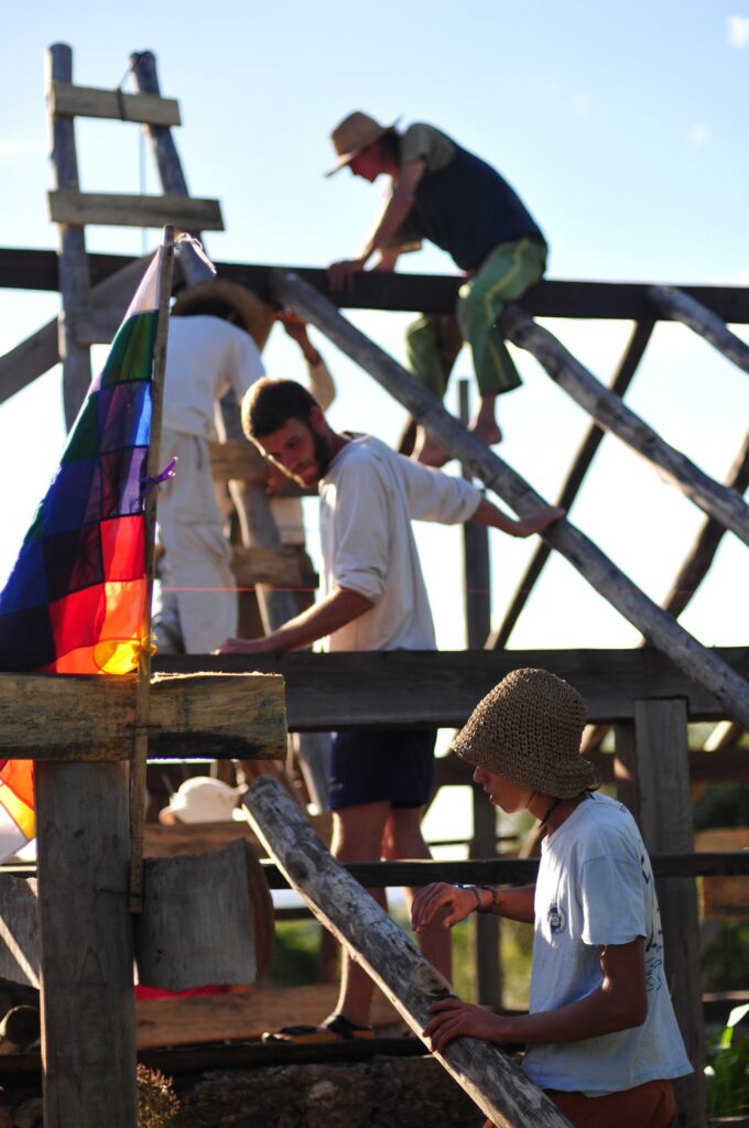 Voluntarios trabajando en una construcción de madera